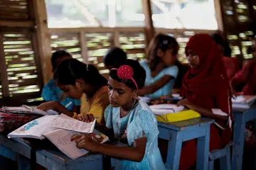 படகில் நடைபெறும் வகுப்பில் பயிலும் மாணவர்கள்.