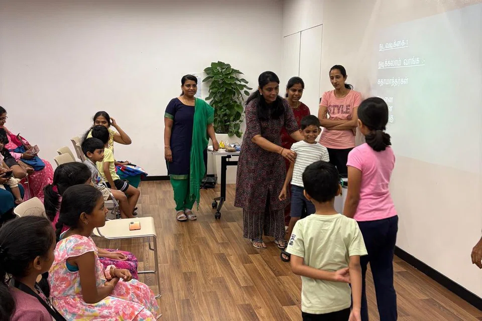 நடிக்கலாம் வாங்க என்ற அங்கத்தில் மாணவர்கள் பெற்றோரின் உதவியுடன் நடித்துக் காட்டுகின்றனர்.