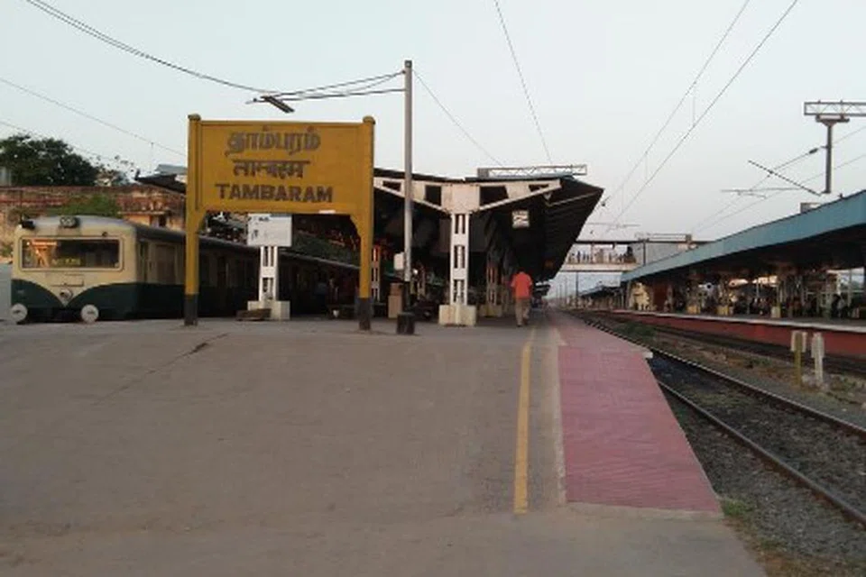 வெறிச்சோடிக் கிடக்கும் தாம்பரம் ரயில் நிலையம்.