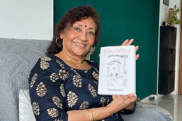 75 வயதில் தமது வாழ்க்கைக் கதையை எழுதி புத்தகமாக வெளியிட்ட திருவாட்டி சுபாஷினி குமார். 