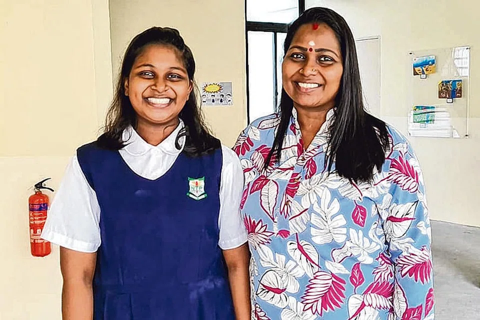 ஷாஷனா மிக நல்ல பெண், உறு­தி­யா­ன­வள், என்னை மகிழ்விக்க அவள் சிரமப்பட்டு படிக்கிறாள். நிச்­ச­யம் சாதிப்­பாள் என்று மகள் ஷாஷனா பற்றிப் பூரிக்கும் தாயார் ஜெகதீஸ்வரி.