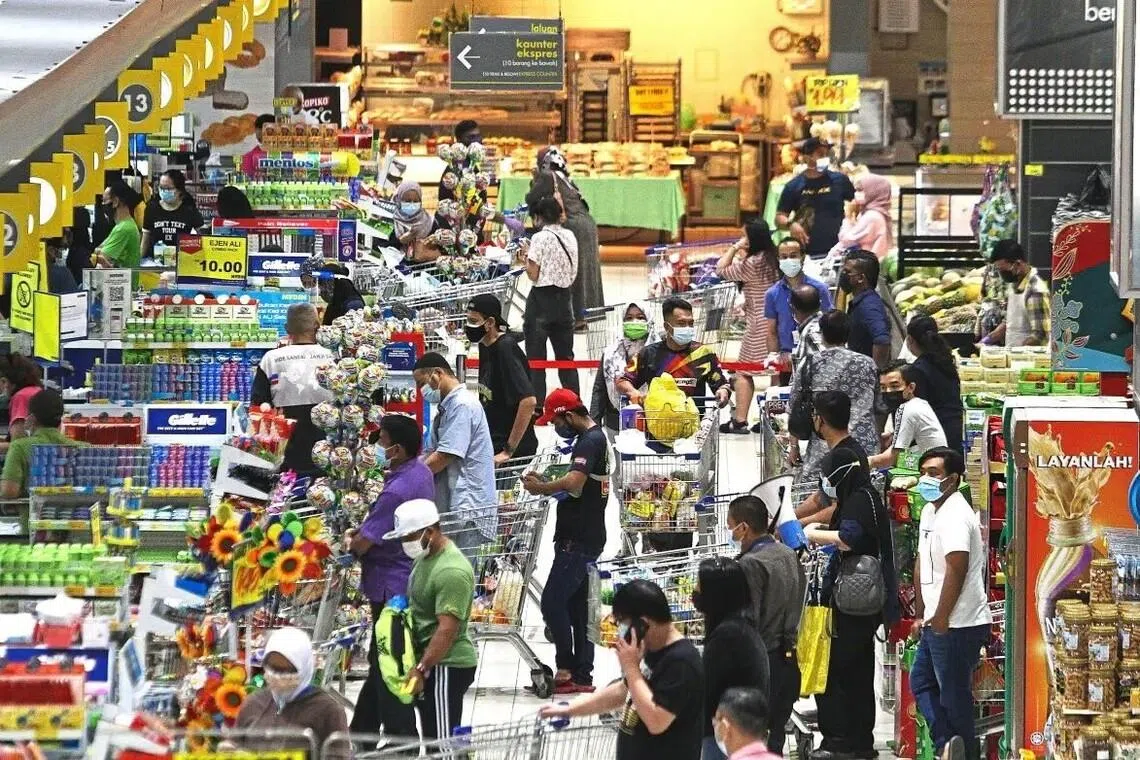 பீதியில் பொருள்களை வாங்கிக் குவிக்கத் தேவையில்லை: மலேசிய அமைச்சு