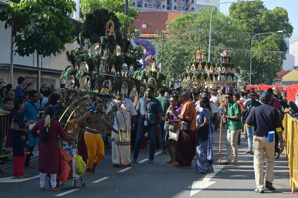 பால் குடம், காவடிகளைச் சுமந்து பாத யாத்திரையாகச் செல்லும் பக்தர்கள்.