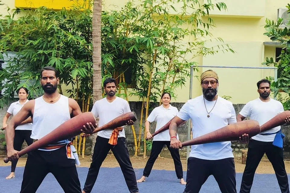 உடற்பயிற்சியில் ஈடுபடும் ஆசான் யோகி தர்மராஜ் (இடம்) சரவணன் கோவிந்தசாமி.
