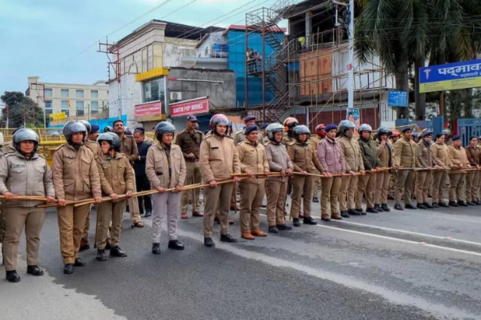 உத்தராகண்ட் சட்டப் பேரவை முன்பு பாதுகாப்புக்காக  குவிக்கப்பட்டிருந்த காவலர்கள்.  