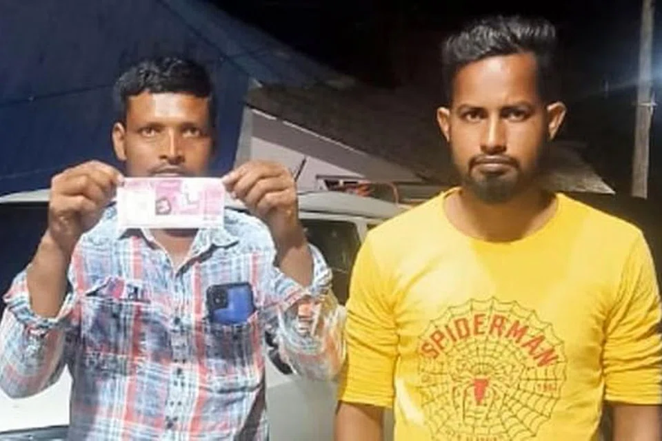 தம் நண்பருடன் அதிர்ஷ்டசாலி பதேஷ் (இடது). படம்: இந்திய ஊடகம்