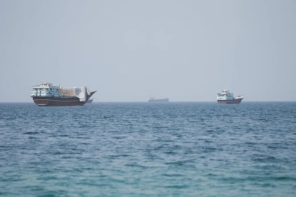 ஆகஸ்ட் 6ஆம் தேதி, ஓமானின் முசந்தம் பகுதியிலிருந்து எடுக்கப்பட்ட படத்தில், ஹோர்முஸ் நீரிணைக்கு அருகே காணப்பட்ட கப்பல்கள்.