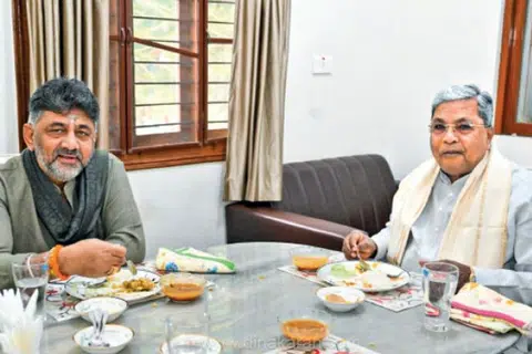 கர்நாடக முதல்வர் சித்தராமையாவின் அழைப்பை ஏற்று காலை உணவுக்கு (விருந்துக்கு) அவர் வீட்டுக்குச் சென்ற துணை முதல்வர் டி.கே.சிவக்குமார்.