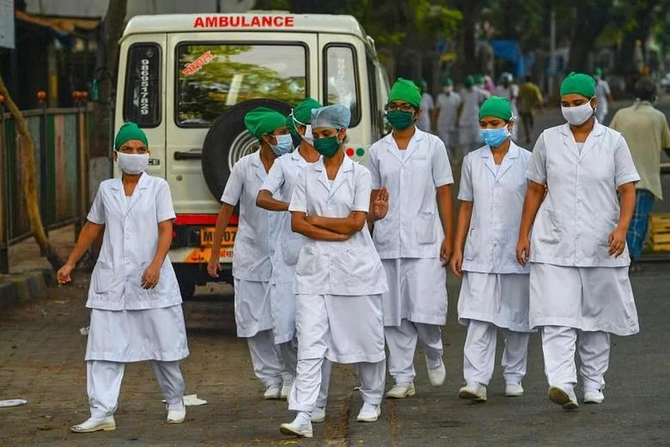 கேரளாவில் பருவ மழை பெய்துவருவதால் மழை சார்ந்த நோய்கள் வராமல் தடுப்பதற்கான நடவடிக்கைகளை அம்மாநில அரசு முடுக்கிவிட்டுள்ளது. அதன் ஒரு பகுதியாக மருத்துவமனைகளில் முகக்கவசம் அணிவது கட்டாயமாக்கப்பட்டுள்ளது.