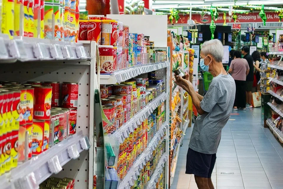 2025ஆம் ஆண்டில் சிங்கப்பூரில் வாங்கப்பட்ட பொருள்களில் ஏறக்குறைய ஐந்து விழுக்காட்டுக்கும் குறைவான பொருள்களின் விலை பாதிக்கப்பட்டுள்ளது. 
