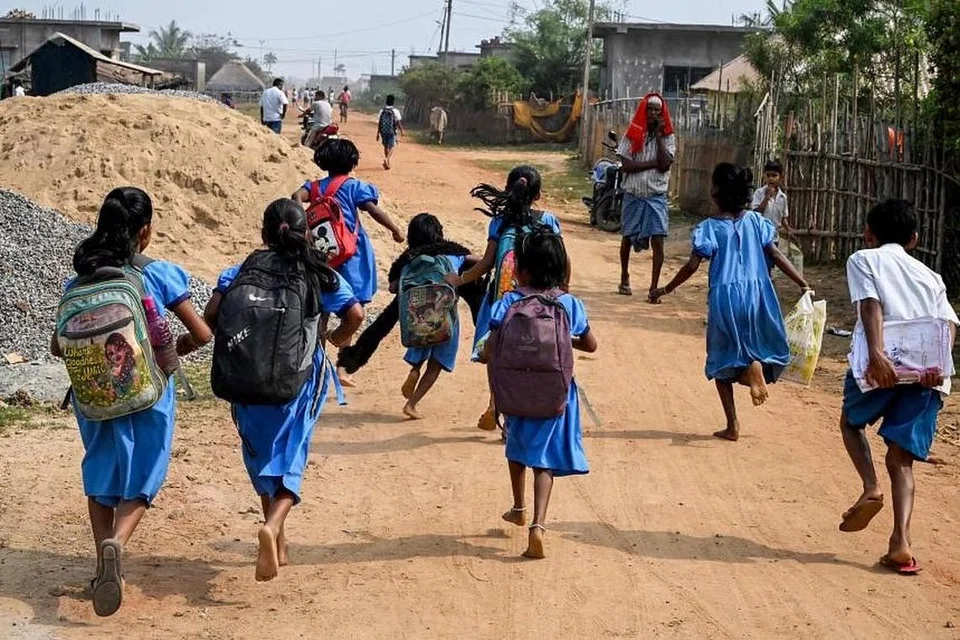 கோடை விடுமுறைக்கு முன்னதாகவே பள்ளிகளை மூடுமாறு தலைநகர் டெல்லியில் உள்ள இந்திய அதிகாரிகள் உத்தரவிட்டுள்ளனர்.