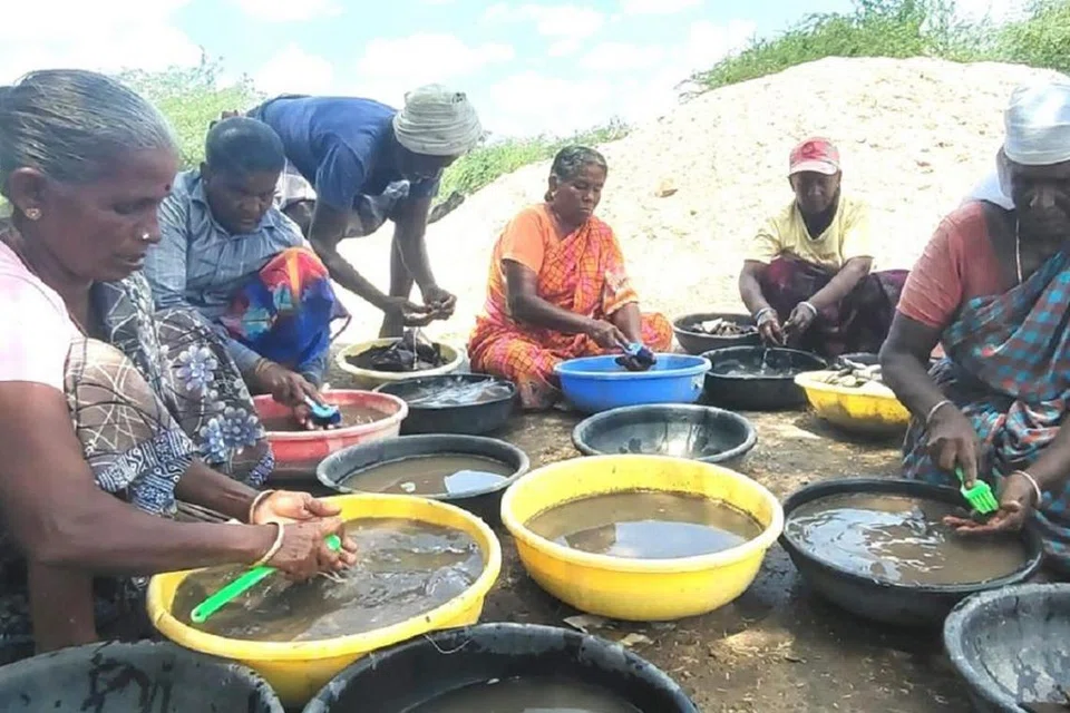 விருதுநகர் மாவட்டம் சாத்தூர் அருகே உள்ள வெம்பக்கோட்டை விஜயகரிசல்குளம் மேட்டுக்காட்டில் கடந்த 2022ஆம் ஆண்டு, மார்ச் 16ஆம் தேதி முதற்கட்ட அகழாய்வுப் பணிகள் தொடங்கப்பட்டன. 