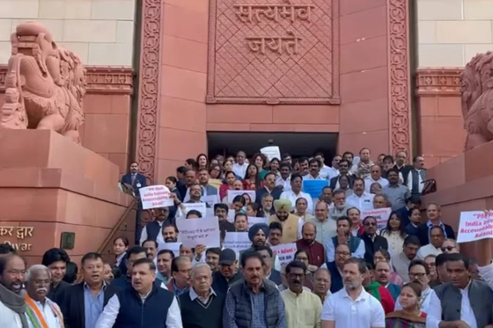 நாடாளுமன்றக் கட்டடத்திற்கு வெளியே ராகுல் காந்தி தலைமையில் செவ்வாய்க்கிழமை ஆர்ப்பாட்டம் நடைபெற்றது.