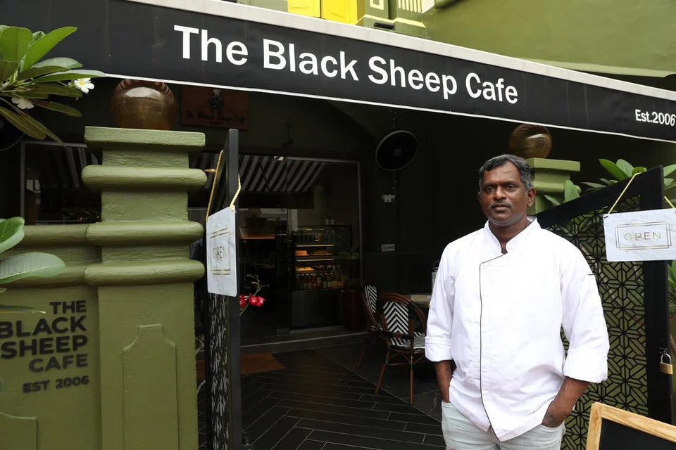 நோரிஸ் ரோட்டில் ‘தி பிளாக் ஷீப் கஃபே’ எனும் புதிய உணவகத்தைத் திறந்துள்ள திரு இராதாகிரிஷ்ணன் இராமையன், 53.