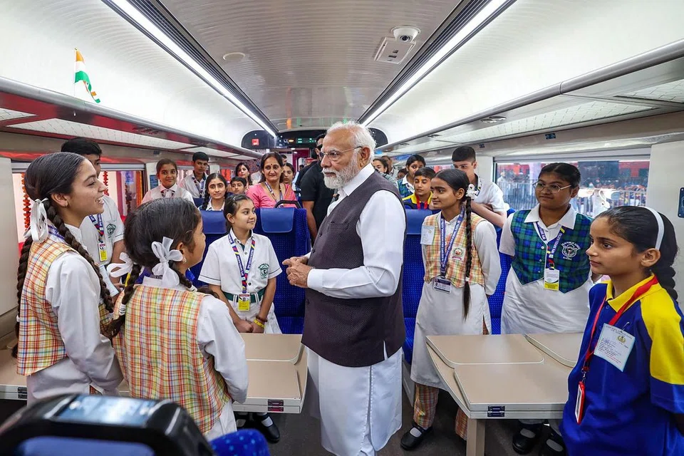 தாம் தொடங்கிவைத்த வந்தே பாரத் ரயிலில் பயணம் செய்த பள்ளிக் குழந்தைகளுடன் உரையாடி மகிழ்ந்தார் பிரதமர் மோடி.