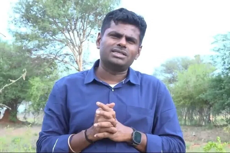 சமூக ஊடக நேரலை வழியாகத் தமது அடுத்தகட்டத் திட்டங்கள் குறித்துப் பேசினார் திரு அண்ணாமலை.