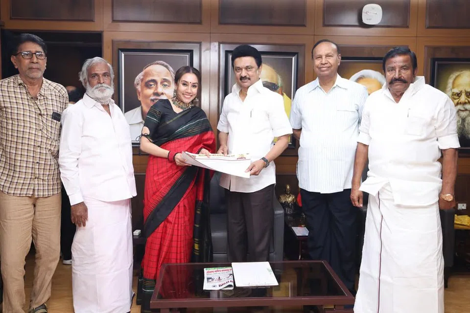 ஞாயிற்றுக்கிழமை (19.1.2025) காலை, அண்ணா அறிவாலயத்தில் உள்ள திமுக அலுவலகத்தில், நடிகர் சத்யராஜின் மகளும், ஊட்டச்சத்து நிபுணருமான திவ்யா சத்யராஜ் தி.மு.க.,வில் இணைந்தார்.