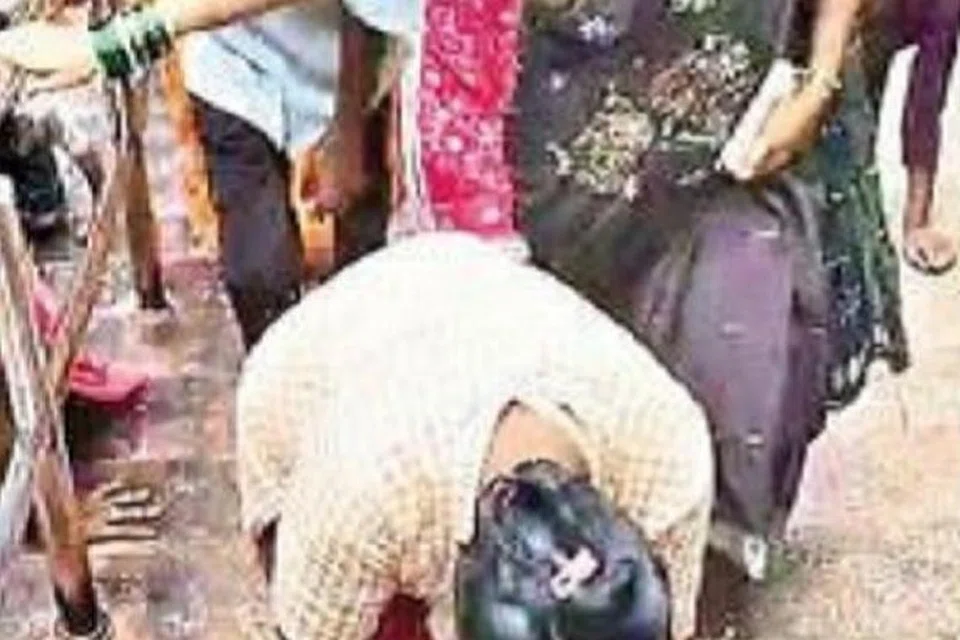 பெண் மருத்துவரான துர்கா ராமலட்சுமி, அலிபிரி மலைப்பாதையில் முழங்காலால் படியேறி திருமலைக்கு சென்று நேர்த்திக்கடன் செலுத்தினார்.