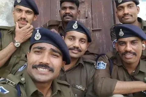 அனில், ஆனந்த், பிரதீப் யாதவ், ராஜ்குமார், கோனு, சுர்ஜீத் ஆகிய இந்த ஆறு பயிற்சிக் காவலர்களும் இணைந்து காணொளி வெளியிட்டுள்ளதை அடுத்து நோட்டீஸ் அனுப்பப்பட்டுள்ளது.