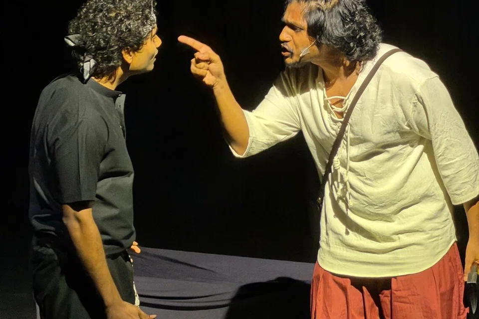 ‘கட்டுக் கதைச் சொல்லவா’ கதையில் அண்ணன் தம்பி உறவில் நடித்த விக்ரமனும் வேதாவும் வாக்குவாதத்தில் ஈடுபட்ட காட்சி.