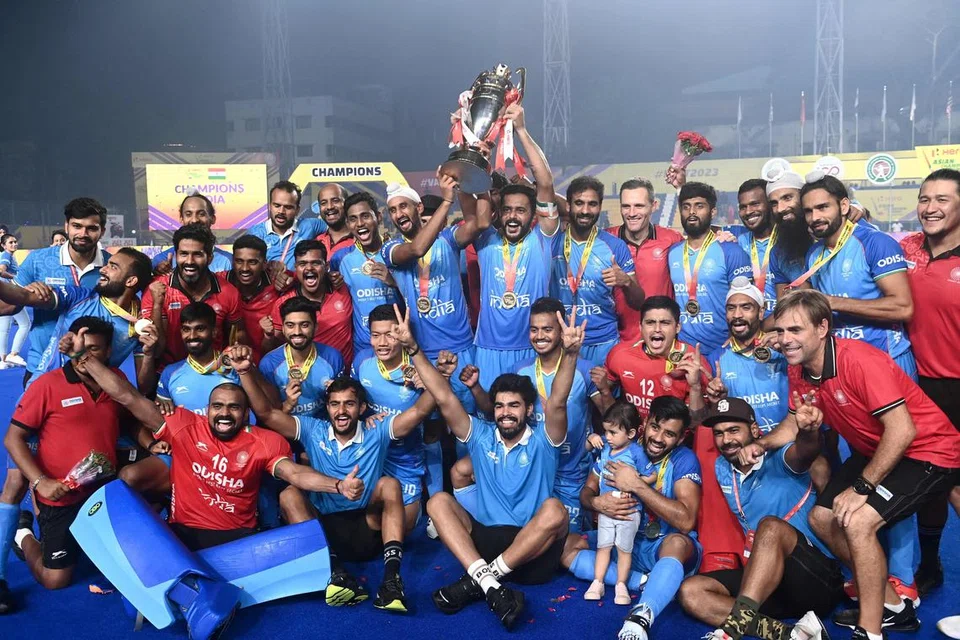 சென்னையில் மேயர் ராதாகிருஷ்ணன் அரங்கில் நடந்த இறுதிப் போட்டியில் மலேசியாவைத் தோற்கடித்து ஆசிய வெற்றியாளர் கிண்ணத்தைக் கைப்பற்றியதைக் கொண்டாடும் இந்திய அணி. 