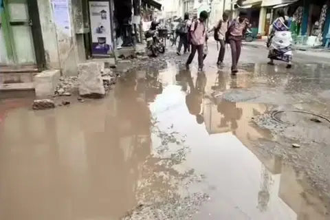 மதுரையில் உட்சாலைகள் சேதமடைந்த நிலையில் காணப்படுகின்றன. 
