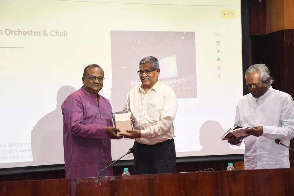 திரு அழகிய பாண்டியனுக்கு (இடது) நினைவுப்பரிசு வழங்குகிறார் உலகத் தமிழாராய்ச்சி நிறுவனத்தின் தலைவர் ஆர்.பாலகிருஷ்ணன். உடன் திரு அருண் மகிழ்நன்.