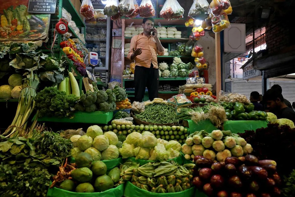 ஈரான் போர் காரணமாக நடப்பு நிதியாண்டில் இந்தியாவின் வளர்ச்சி 6.6 விழுக்காட்டுக்கு சுருங்கும் என்று முன்னுரைக்கப்பட்டுள்ளது.