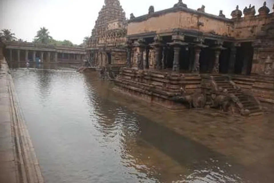 கும்பகோணம் அருகே உள்ள தாராசுரம் ஐராவதேஸ்வரா் கோயிலைச் சூழ்ந்துள்ள மழை நீா்.