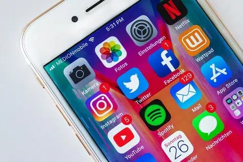 இணையவழிப் பகடிவதை (Cyber bullying), அச்சுறுத்தல், மன அழுத்தம், சமூகப் பதற்றம் போன்ற சிக்கல்களுக்குத் தீர்வு காண்பதில் இந்திய அரசு உறுதியாக உள்ளதாகத் தெரிவிக்கப்பட்டுள்ளது.