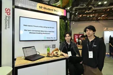 இரண்டாம் ஆண்டு வணிகவியல் மாணவர்களான ஹ்யுகா கராமோச்சியும் கேலப் யாப் கீன் யாங்கும் கால்நடை மருத்துவர்களுக்காக ‘பிராபி’ (Broby) என்ற செயற்கை நுண்ணறிவுக் கருவியை உருவாக்கியுள்ளனர். 