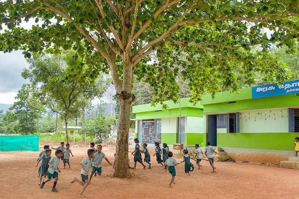 தமிழகத்தில், உறைவிட வசதியுடன் அரசின் மாதிரி பள்ளிகள் சிறப்பாகச் செயல்படுகின்றன.இரு மொழிக் கொள்கைக்கு எதிராக இருப்பதால், ஜவஹர் நவோதயாப் பள்ளிகளை தமிழகத்தில் அனுமதிக்க முடியாது என்று தமிழக அரசு கூறியுள்ளது.