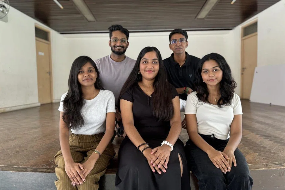 வணிக வேட்டை 2024 செயற்குழு உறுப்பினர்கள் - முன்வரிசையில் இடமிருந்து: ஹெலன் (செயல்திட்டத் தலைவர்), மூலா வெங்கடேஷ் அஷ்வினி (செயற்குழு உறுப்பினர்), கீர்த்தனா (செயல்திட்டத் தலைவர்), பின்வரிசையில் இடமிருந்து: செந்தில் ஆண்டியப்பன் (தமிழர் பேரவை இளையர் பிரிவு துணைத் தலைவர்), சுப்பிரமணியன் அழகப்பன் (செயல்திட்டத்  தலைவர்).