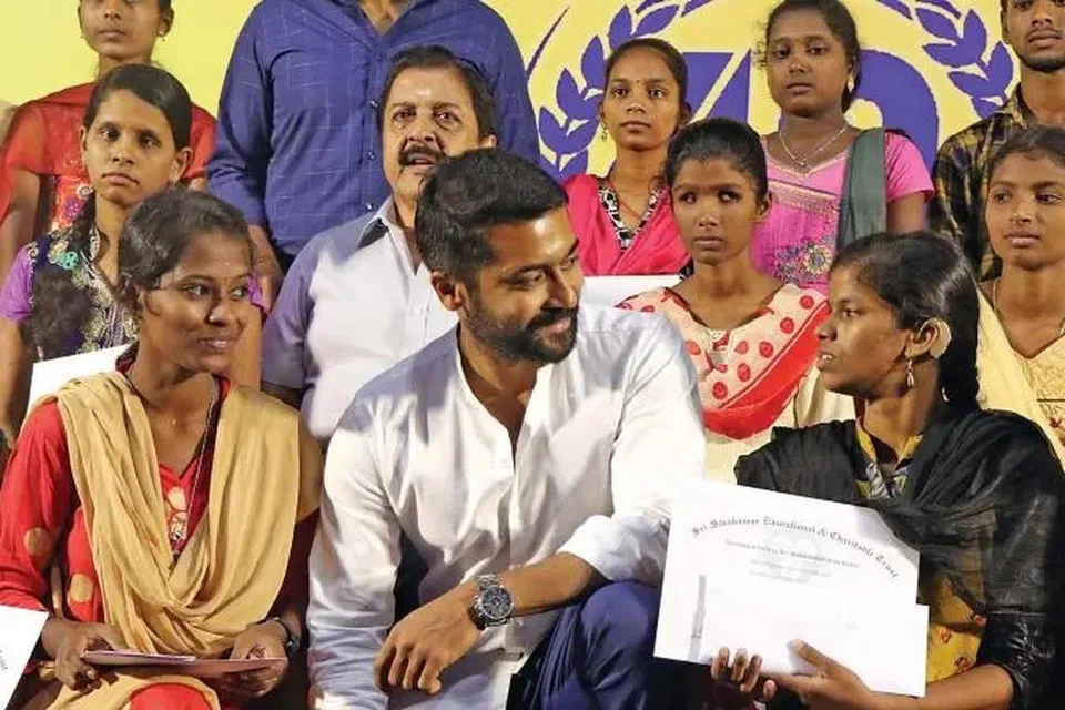 மாணவிகளுடன் சூர்யா.