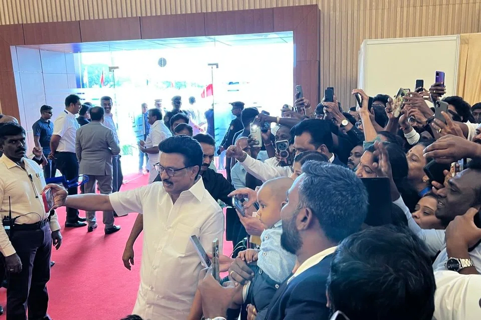 மக்களுடன் புகைப்படம் எடுத்துக்கொண்ட தமிழ்நாட்டு முதல்வர் மு.க.ஸ்டாலின்.