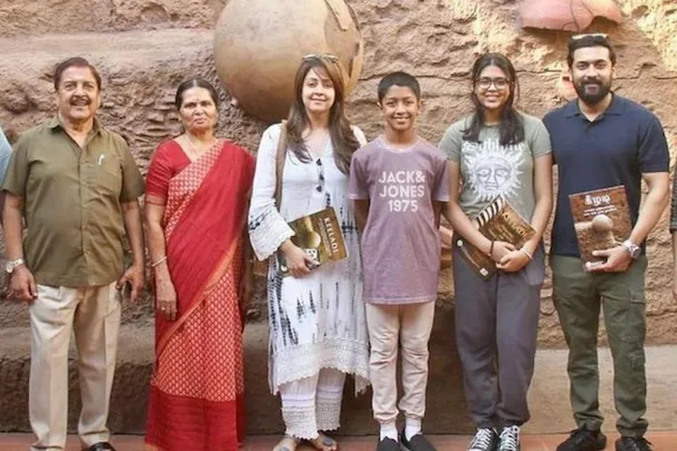 நாடாளுமன்ற உறுப்பினர் சு.வெங்கடேசனுடன் சிவகுமார், சூர்யா குடும்பத்தினர்.
