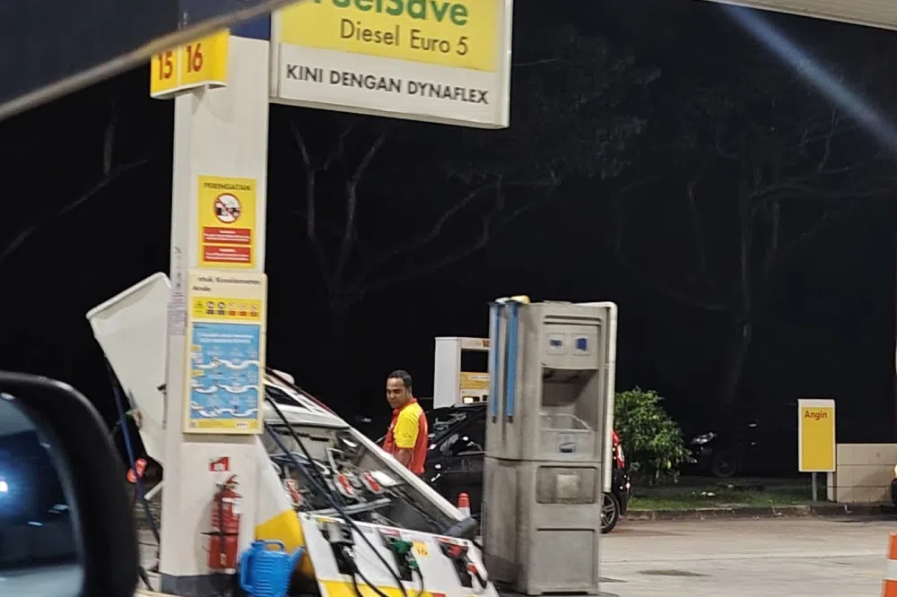 ஜோகூர் பெட்ரோல் நிலைய பம்ப்பைச் சேதப்படுத்திய சிங்கப்பூர் கார் ஓட்டுநர் 