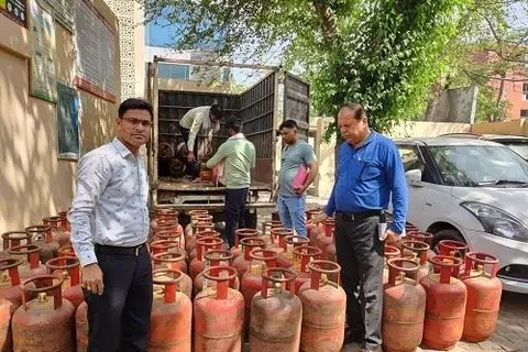 எரிவாயுக் கலன் பதுக்​கலைத் தடுக்கத் தமிழக அரசு 10,000க்​கும் அதி​க​மான திடீர் அமலாக்கச் சோதனைகளை மேற்​கொண்​டது.