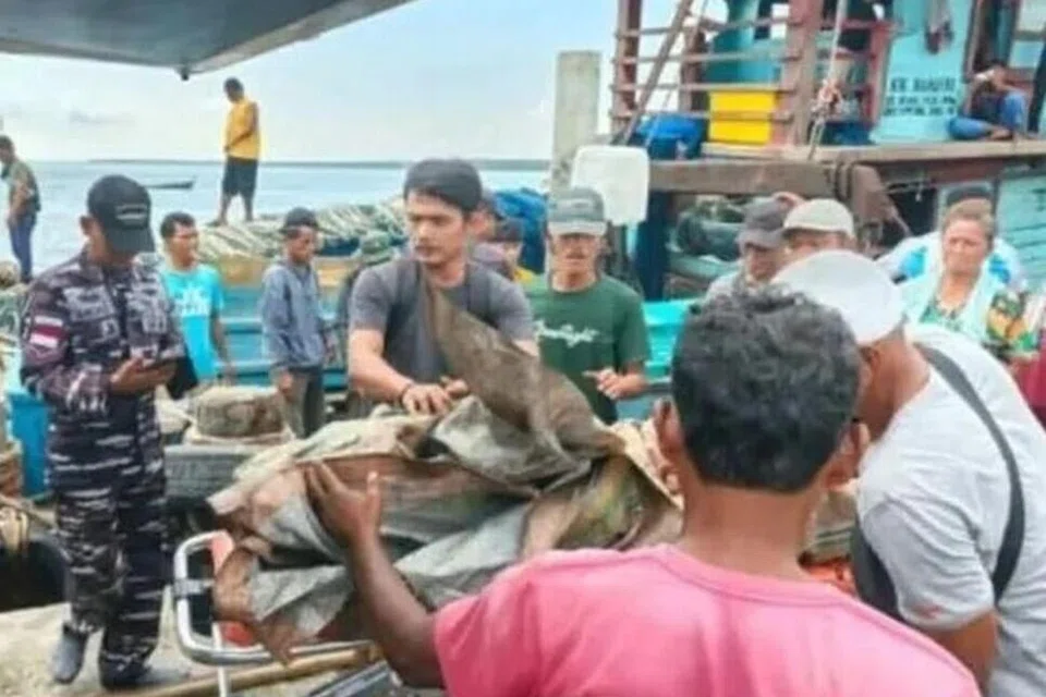தீப்பிடித்த மீன்பிடிப் படகில் இருந்து மீட்கப்பட்ட சிப்பந்திகள் வட சுமத்ராவின் மேடான் தீவைஙச சென்றடைந்தனர்.  