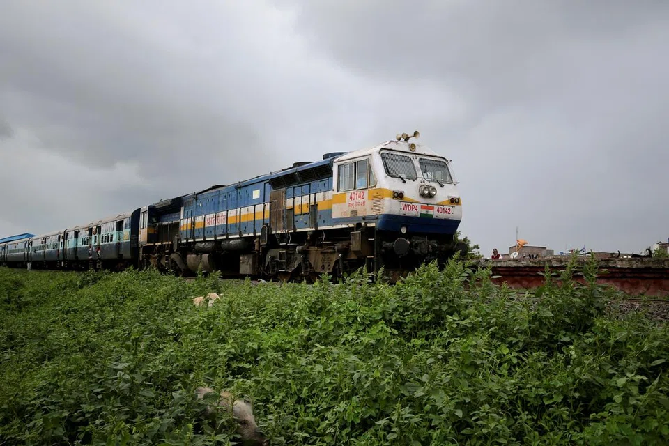 இந்தியாவின் அவுரங்காபாத்தில் முகுந்தவாடி ரயில் நிலையத்தைக் கடந்து செல்லும் ரயில்.