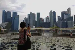 இவ்வாண்டு சிங்கப்பூரின் பொருளியல் வளர்ச்சி 2.6 விழுக்காடாகப் பதிவாகும் என்று பொருளியல் நிபுணர்கள் தொடர்ந்து கூறி வருகின்றனர்.