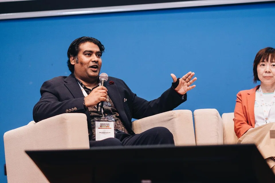 பிறருடன் பழகாமல் தனி உலகுக்குள் பின்வாங்கும் இளையர்களைச் சென்றடைவதற்குப் புத்தாக்க உத்திகள் தேவைப்படுவதாக ‘இம்பார்ட்’ அமைப்பின் நிறுவனரும் தலைவருமான நரசிம்மன் திவாசிகமணி தெரிவித்தார். 