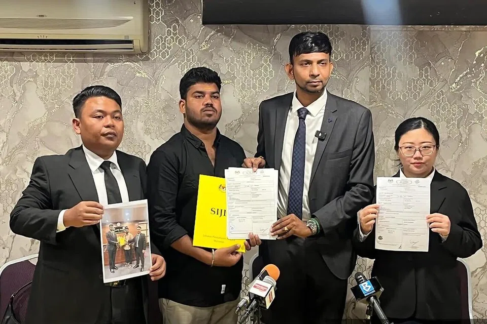 மலேசியப் பதிவுத்துறையிடமிருந்து தம் தாயார் விஜயலட்சுமியின் இறப்புச் சான்றிதழைப் பெற்றுக்கொண்டார் திரு எம்.சூர்யா (இடமிருந்து இரண்டாமவர்).