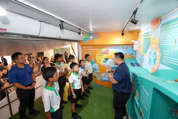 கார்ப்பரே‌‌ஷன் தொடக்கப்பள்ளி மாணவர்கள் செந்தோசாத் தீவிலுள்ள நீடித்த நிலைத்தன்மைமிக்க அம்சங்கள் பற்றிக் கற்றுக்கொண்டதைக் கல்வி அமைச்சர் டெஸ்மண்ட் லீ பார்வையிட்டார்.
