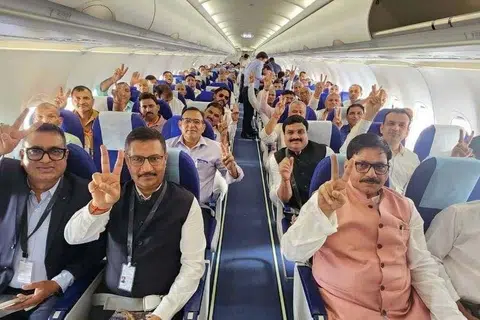 நொய்டா அனைத்துலக விமான நிலையக் கட்டுமானத்திற்காகத் தங்களின் நிலங்களை வழங்கிய ஜேவர் பகுதி விவசாயிகள் 170 பேர் முதல் விமானத்தில் லக்னோவிற்கு அழைத்துச் செல்லப்பட்டனர்.
