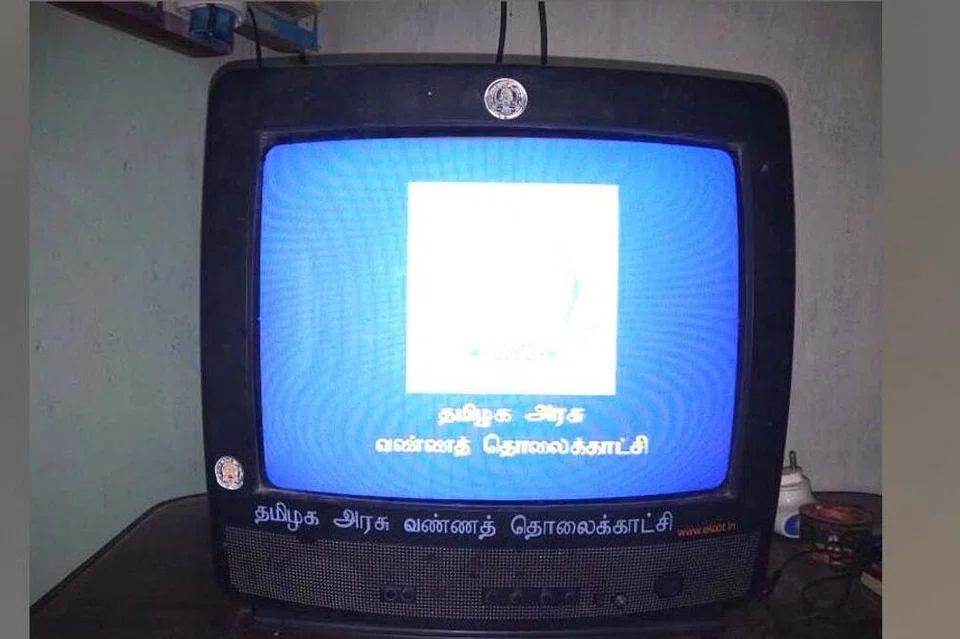 திமுக ஆட்சியில் முன்பு குடும்பத்துக்கு ஒரு இலவச வண்ணத் தொலைக்காட்சிப் பெட்டி வழங்கப்படும் என அளிக்கப்பட்ட வாக்குறுதி பெரும் வரவேற்பைப் பெற்றது.