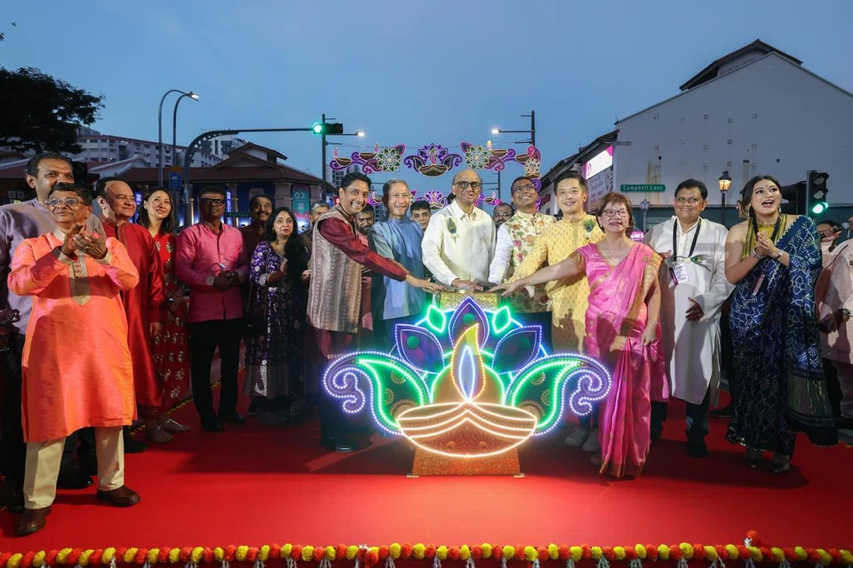 அதிபர் தர்மனும் இதர முக்கிய பிரமுகர்களும் இணைந்து 2025ன் தீபாவளி ஒளியூட்டைத் தொடங்கி வைத்தனர். 
