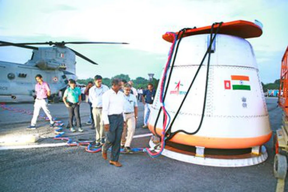 விண்வெளியிலிருந்து மனிதர்களைச் சுமந்துவரும் விண்வெளி ஓடத்தை கடலிலிருந்து மீட்டெடுக்கும் சோதனை வெற்றிகரமாக நடத்தப்பட்டது.