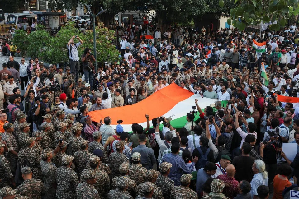 புதுடெல்லியின் கன்னாட் பிளேஸ் பகுதியில் தடையை மீதி வெள்ளிக்கிழமை (அக்டோபர் 16)  தேசியக் கொடி பேரணியில் ஈடுபட்ட கரப்பான்பூச்சி ஜனதா கட்சி ஆதரவாளர்களும் இளையர்களும்.