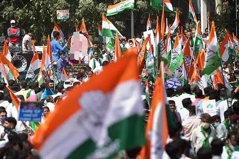 காங்கிரஸ் கொடியுடன் தொண்டர்கள்.